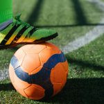 Fudbalska lopta na terenu